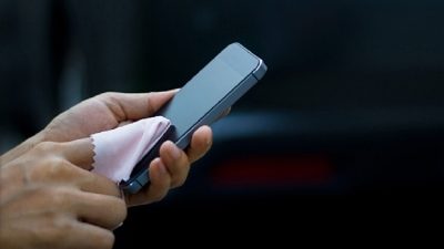 Cara Membersihkan Layar HP yang Kotor dengan Langkah Sederhana