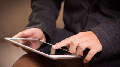 Cara Mengatasi Layar HP Tidak Bisa Disentuh dan Penyebabnya