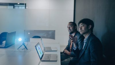 Cara Menyambungkan Laptop ke Proyektor dengan Mudah