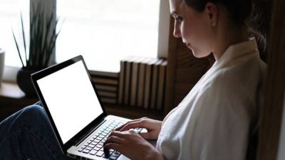 Cara Meredupkan Layar Laptop Tercepat Tak Sampai 2 Menit